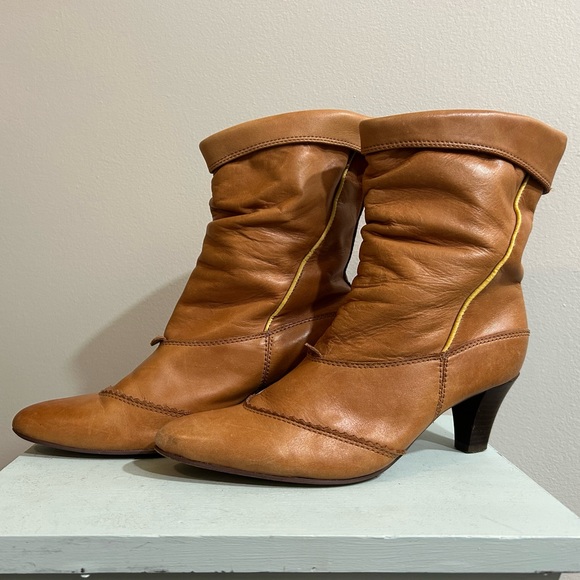 AWOL Leather Heels Vintage Retro Feminine Scalloped Renaissance Western Piping - Picture 1 of 6